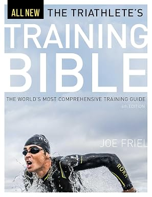 Capa do livro The Triathlete’s Training Bible, de Joe Friel, com um atleta saindo da água após a natação